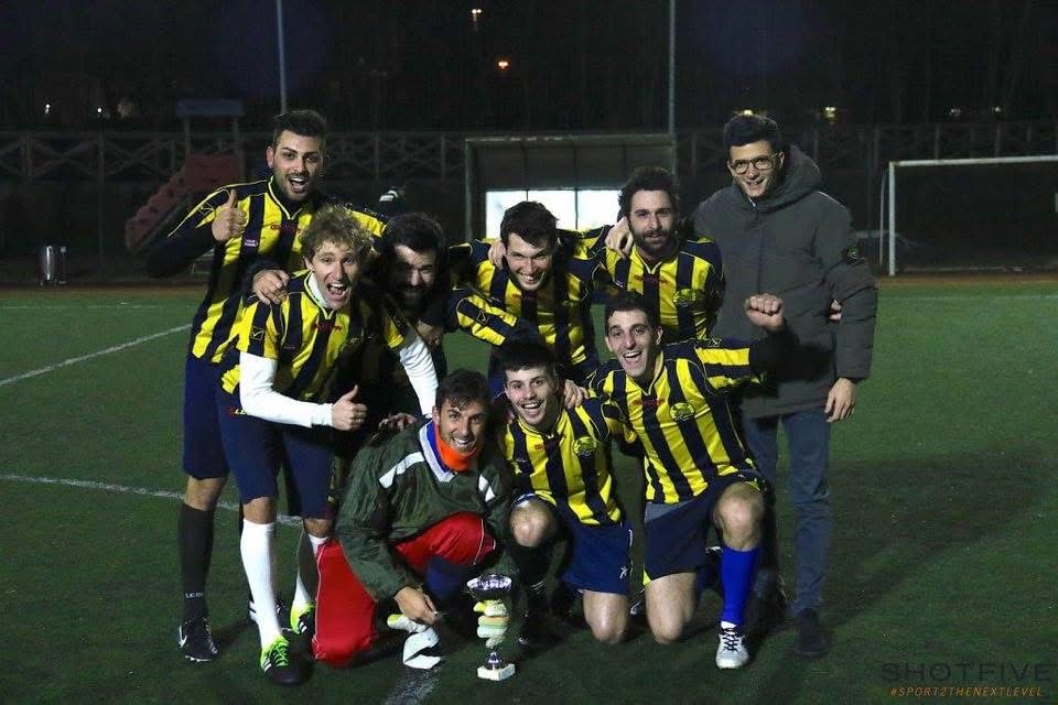 I Callerones festeggiano una vittoria con la coppa