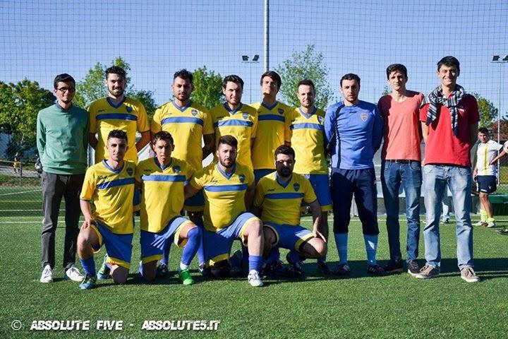 Formazione storica dei Callerones in maglia gialla e blu