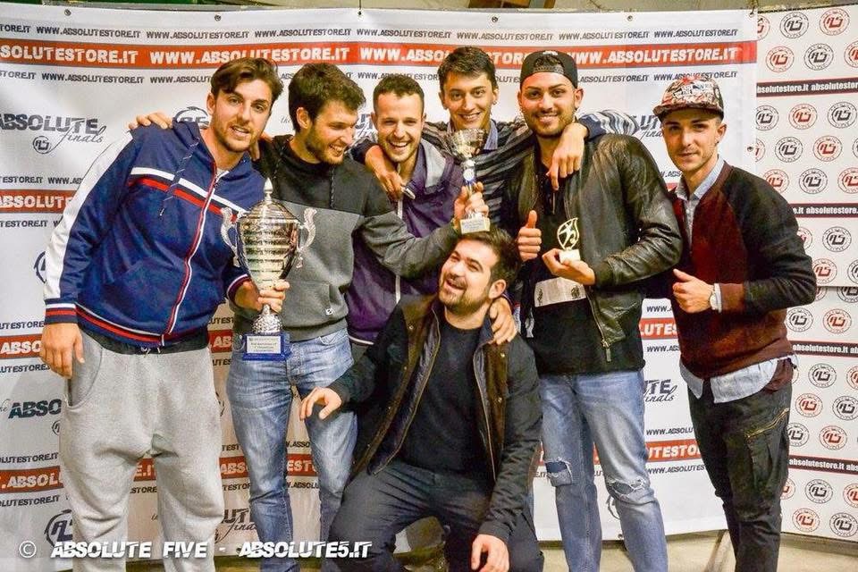 I Callerones celebrano una vittoria con le coppe