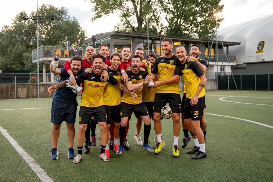 I Callerones festeggiano una coppa